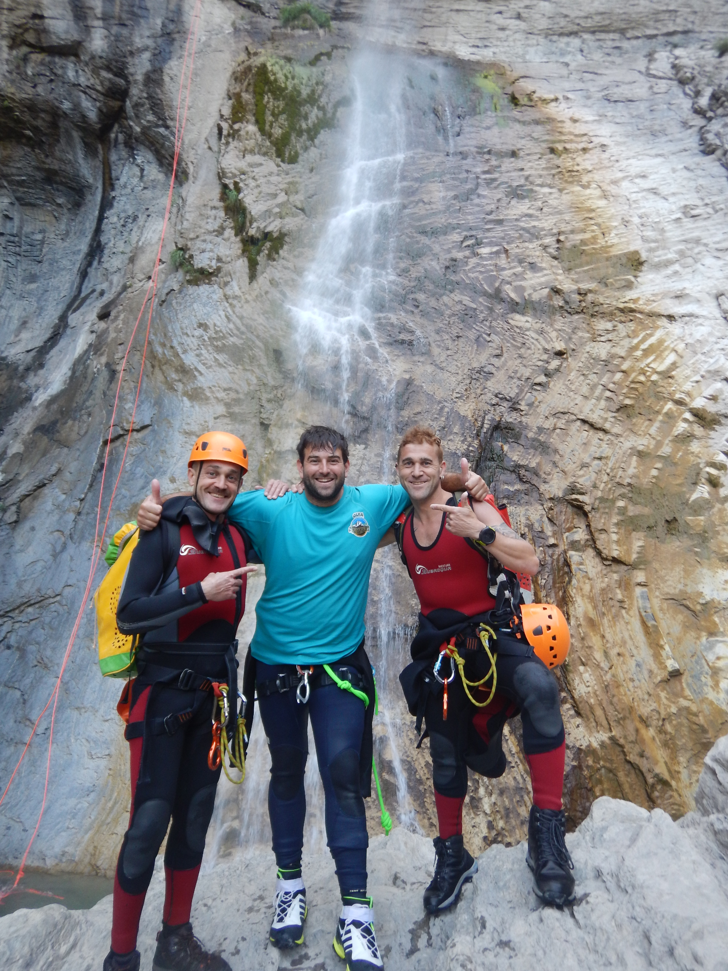 Guías de Aventuras Pirenaicas en la cascada del barranco de Sorrosal